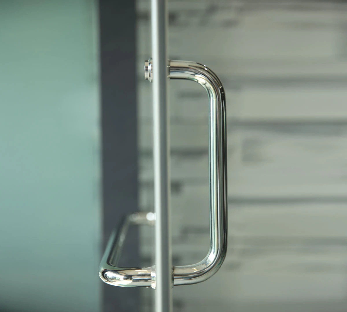 D pull handle on a frameless glass door